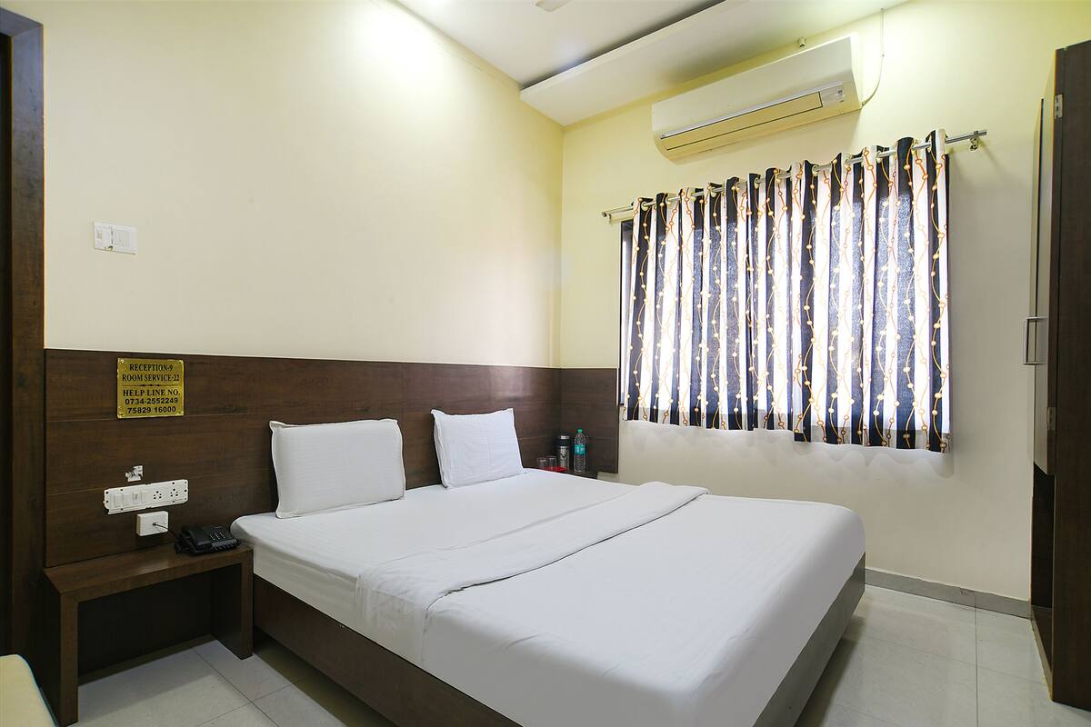 Deluxe Room | Egyptian cotton sheets, premium bedding, in-room safe, desk