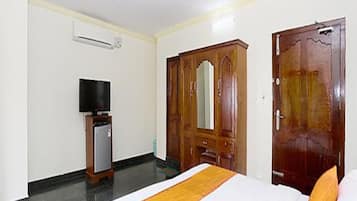 Egyptian cotton sheets, premium bedding, in-room safe, desk