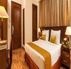 Premium Room | Egyptian cotton sheets, premium bedding, in-room safe, desk - Fabhotel Goodwill (New Delhi)