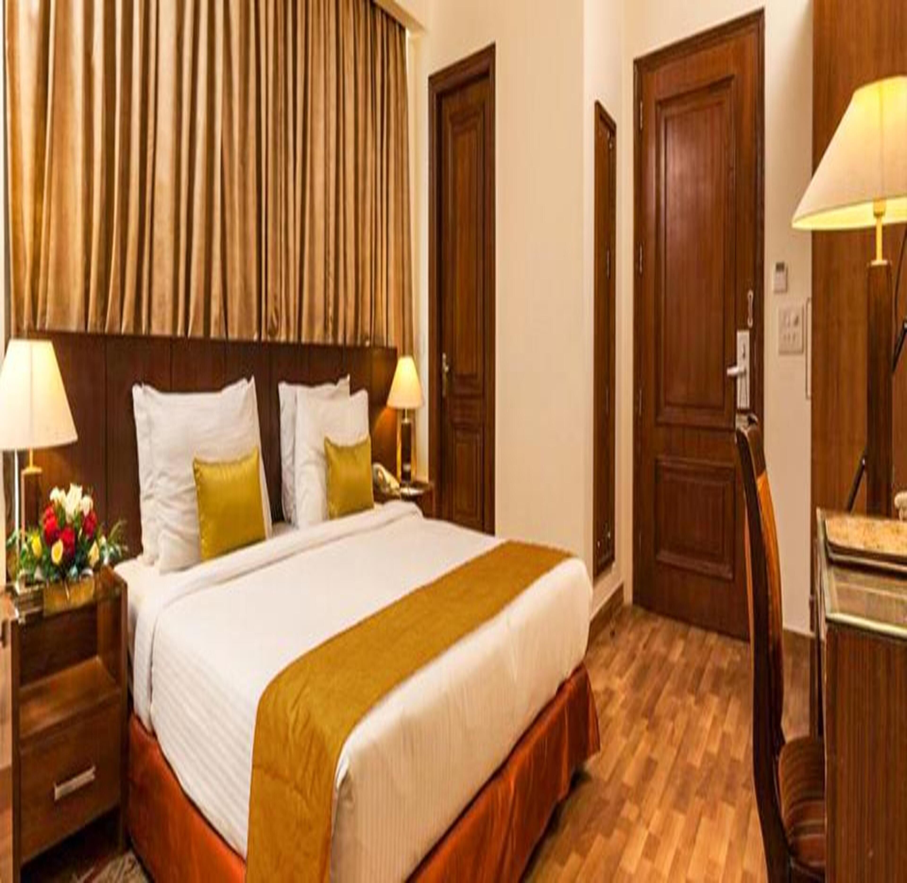 Egyptian cotton sheets, premium bedding, in-room safe, desk