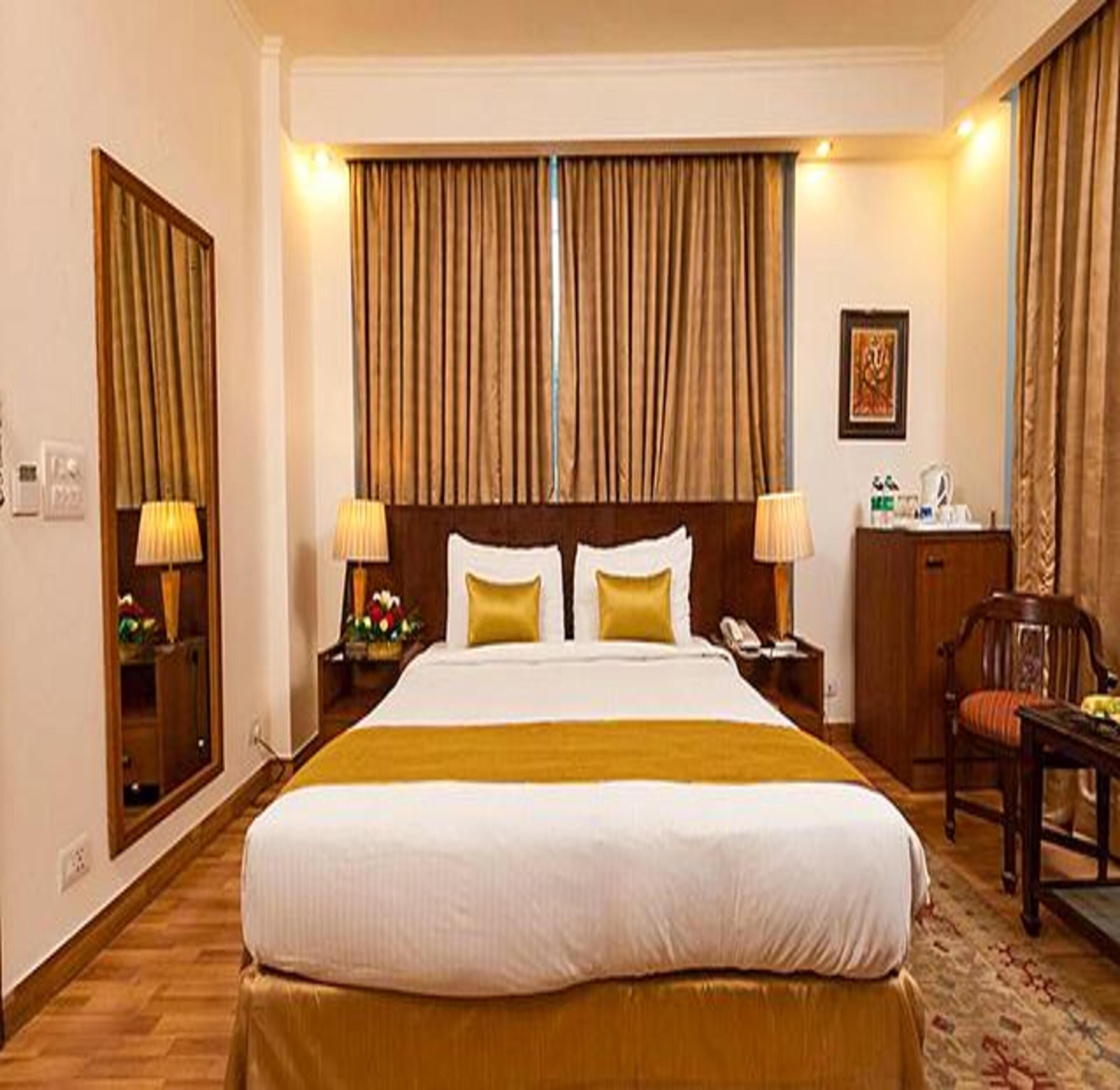Egyptian cotton sheets, premium bedding, in-room safe, desk