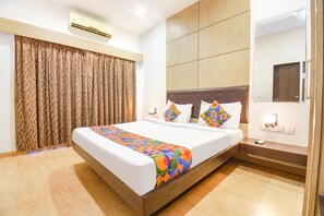 Egyptian cotton sheets, premium bedding, in-room safe, desk - Fabhotel Shree Sai Residency (Mawal)