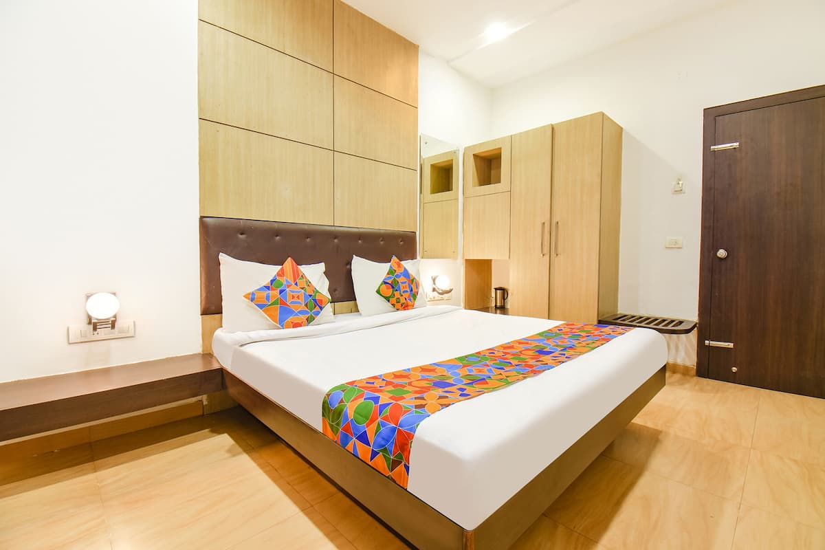 Egyptian cotton sheets, premium bedding, in-room safe, desk