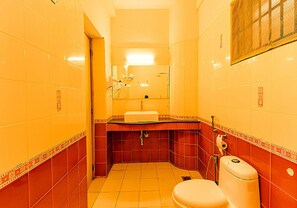 Deluxe Room | Bathroom | Shower, rainfall showerhead, free toiletries, towels