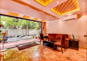 Coin salon dans le hall