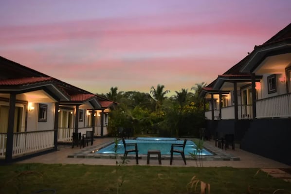 Vista frontal de la propiedad