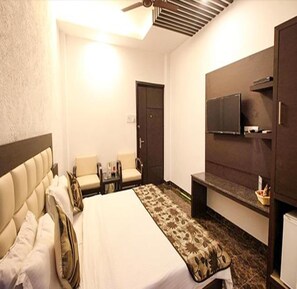 Egyptian cotton sheets, premium bedding, in-room safe, desk - Fabhotel Arihant Inn (New Delhi)