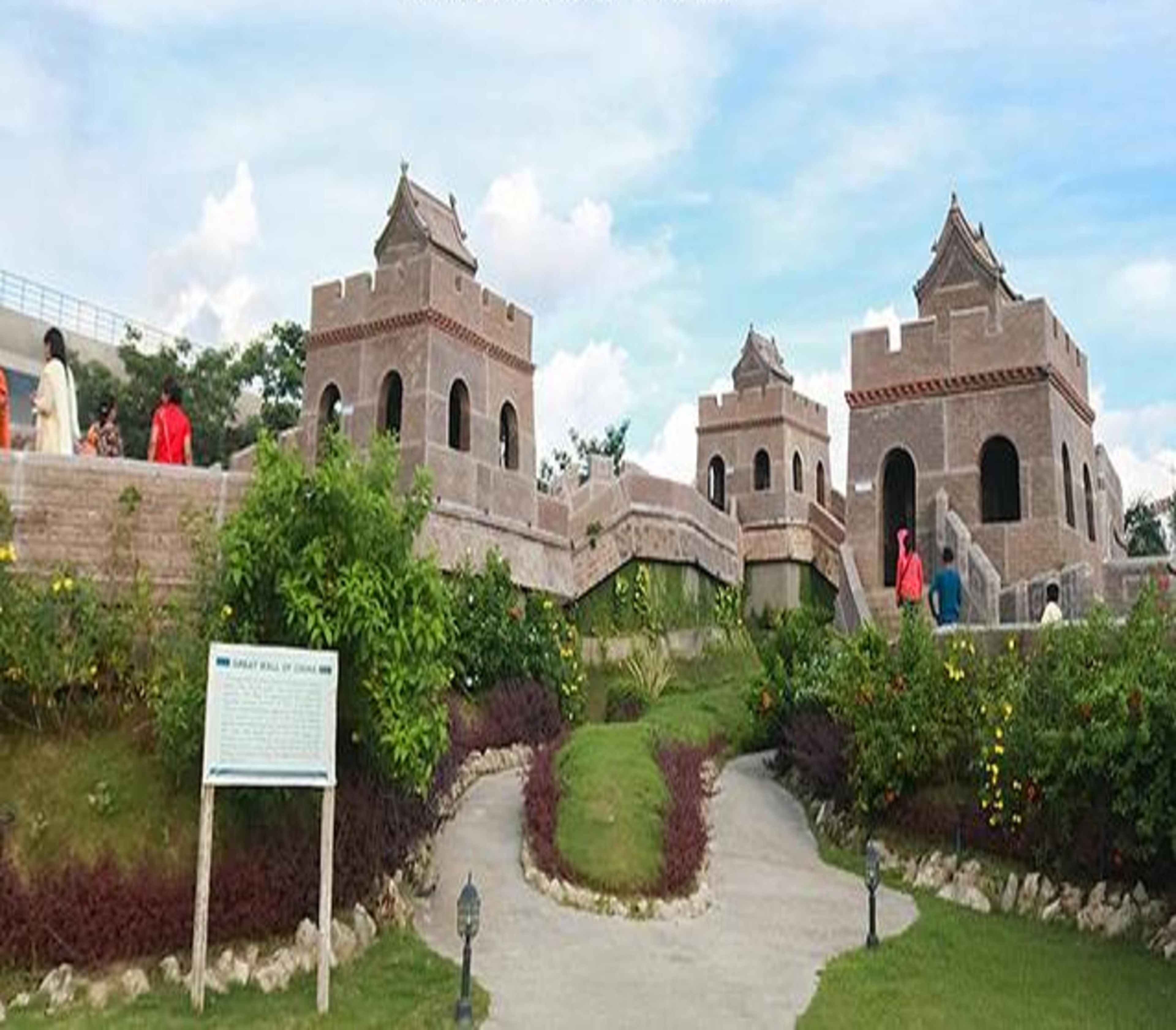 Un edificio histórico con múltiples torres y un sendero que lo conduce.
