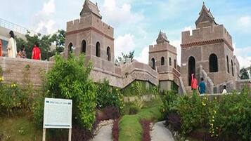 Un edificio histórico con múltiples torres y un sendero que lo conduce.