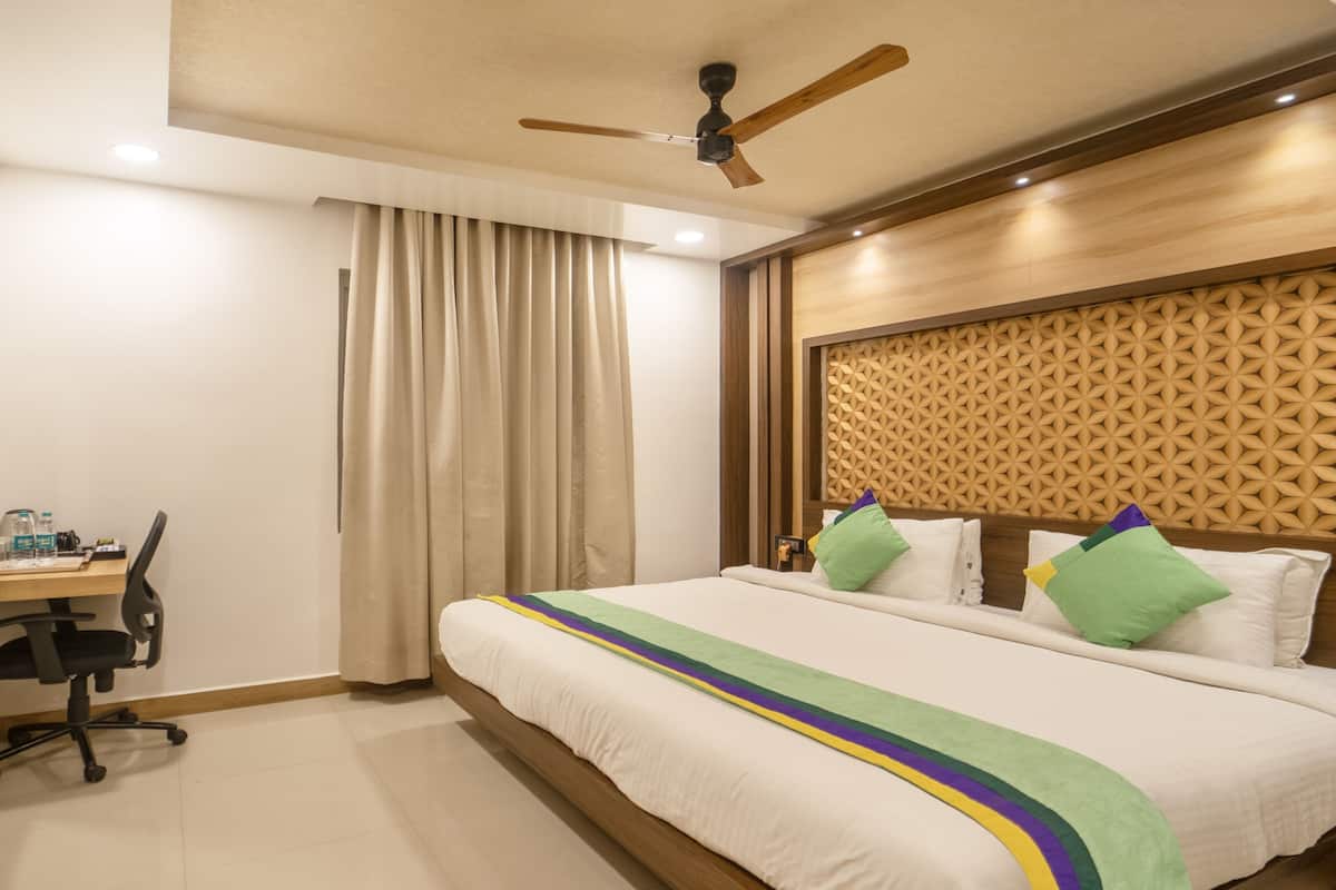 Standard Room | In-room safe, desk, bed sheets