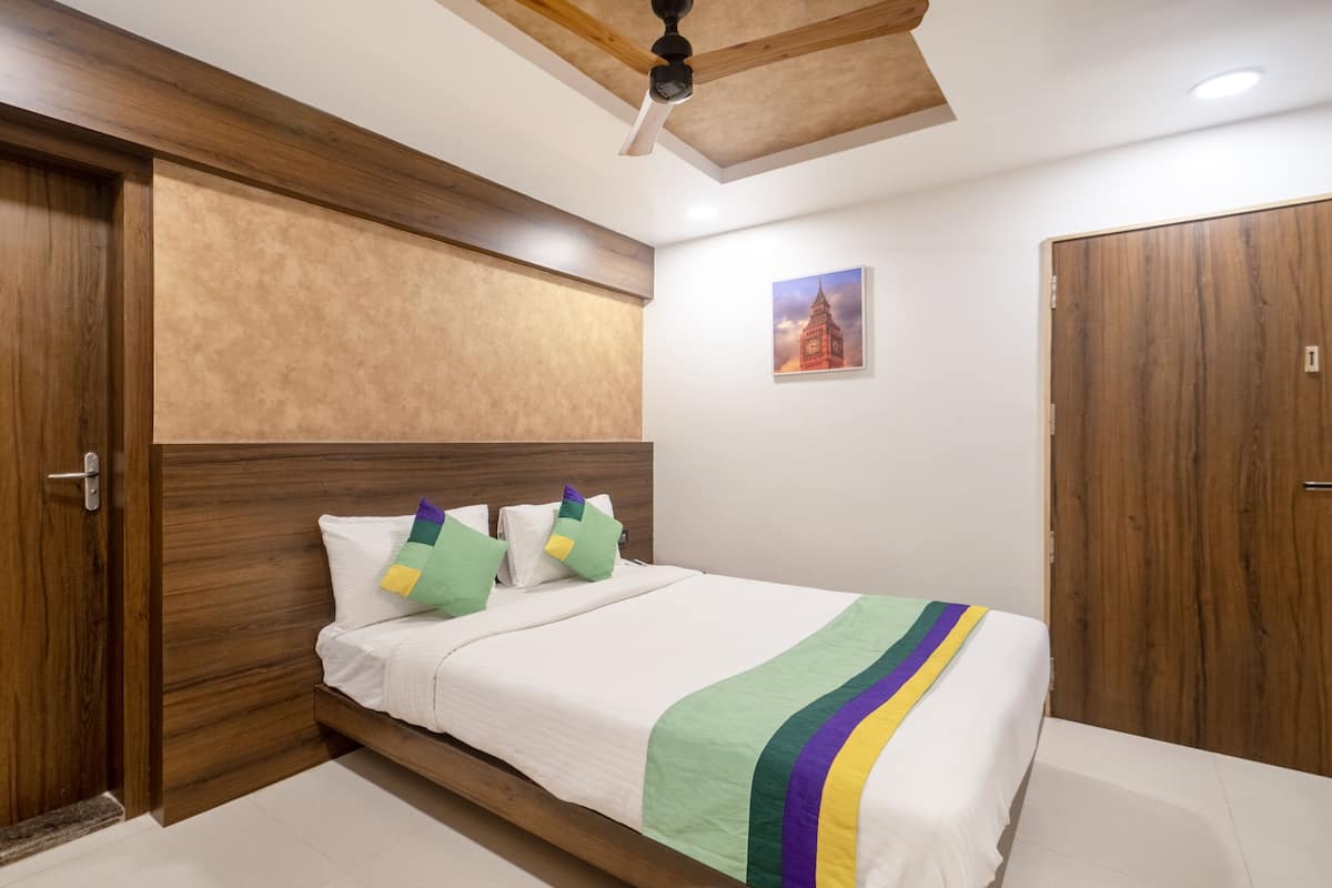 Economy Room | In-room safe, desk, bed sheets