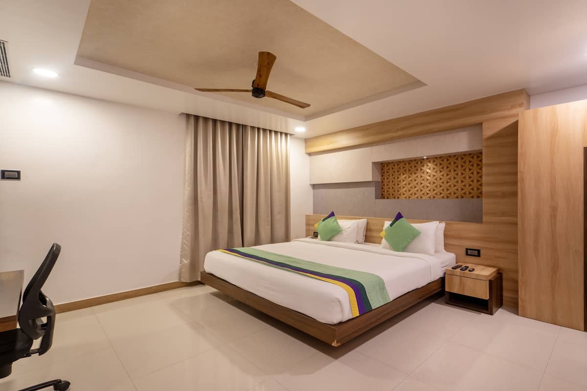 Deluxe Room | In-room safe, desk, bed sheets