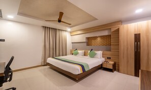 Deluxe Room | In-room safe, desk, bed sheets - Treebo Golden Swan Pammal (Chennai)