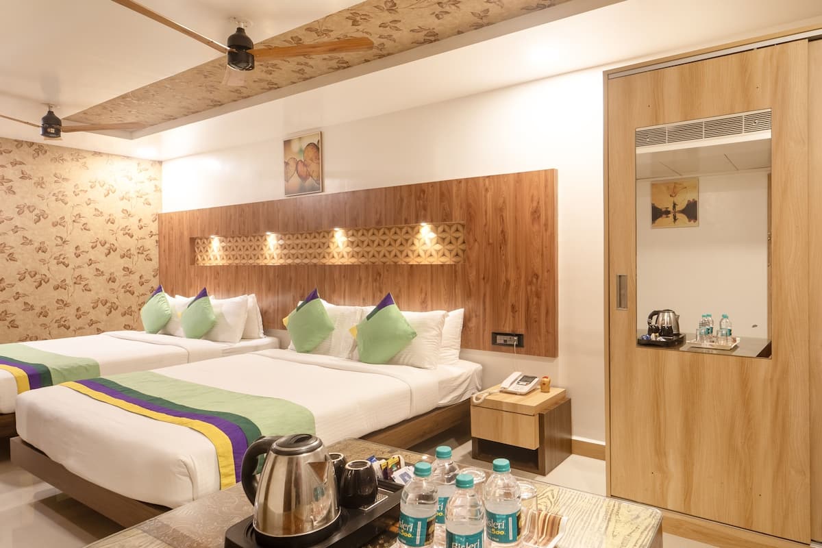 Premium Room | In-room safe, desk, bed sheets