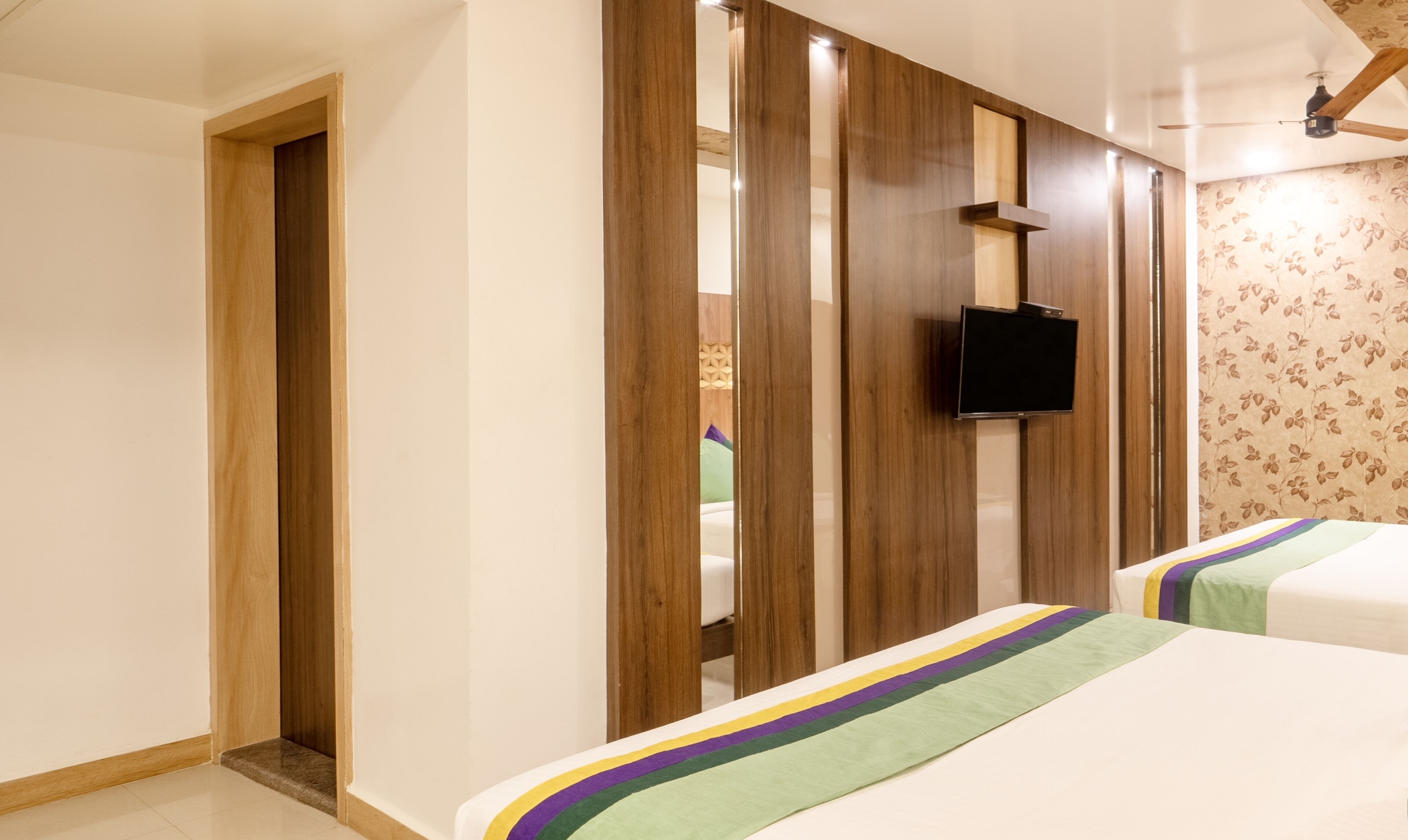 Premium Room | In-room safe, desk, bed sheets