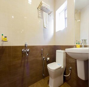 Premium-Zimmer | Badezimmer | Dusche, Regendusche, kostenlose Toilettenartikel, Handtücher