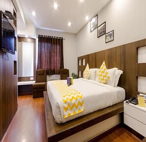 Egyptian cotton sheets, premium bedding, in-room safe, desk - Fabhotel Sholas Residency I (Ootacamund)