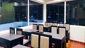 Un restaurant avec des tables et des chaises disposées pour accueillir les clients.
