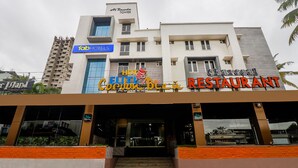 Un edificio con un cartel que dice 'HOTEL' y 'CHARTER RESTAURANT' en la fachada.