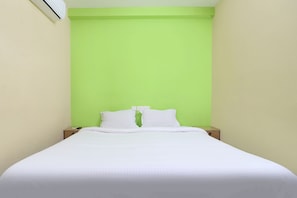 Egyptian cotton sheets, premium bedding, in-room safe, desk