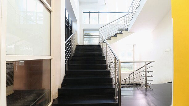 Una escalera con barandillas de metal que conduce a un piso superior.