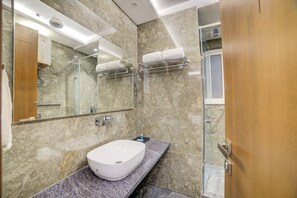 Shower, rainfall showerhead, free toiletries, towels
