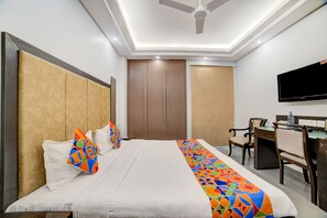Egyptian cotton sheets, premium bedding, in-room safe, desk - Fabhotel Exotica (New Delhi)