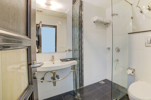 Shower, rainfall showerhead, free toiletries, towels