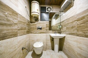 Deluxe Room | Bathroom | Shower, rainfall showerhead, free toiletries, towels