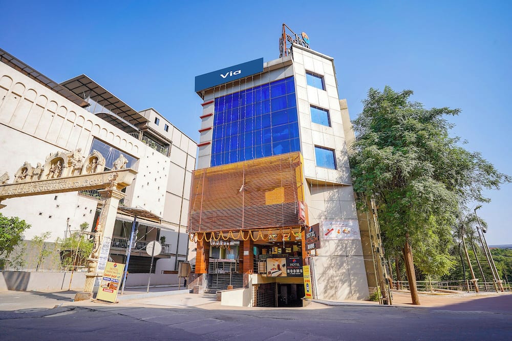 Fabhotel Shreyas Inn