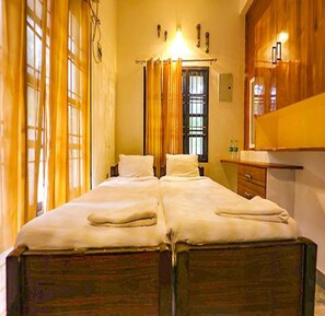 Egyptian cotton sheets, premium bedding, in-room safe, desk - Fabescape Queens Paradise (Vanur)
