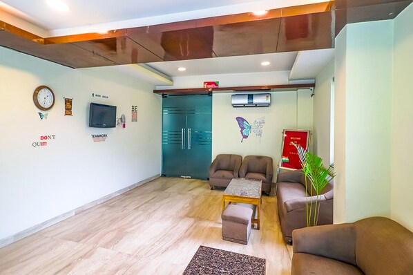 Lobby sitting area - Fabhotel Merriment City (Noida)