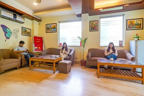 Lobby sitting area - Fabhotel Merriment City (Noida)