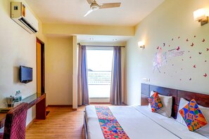 Egyptian cotton sheets, premium bedding, in-room safe, desk - Fabhotel Merriment City (Noida)