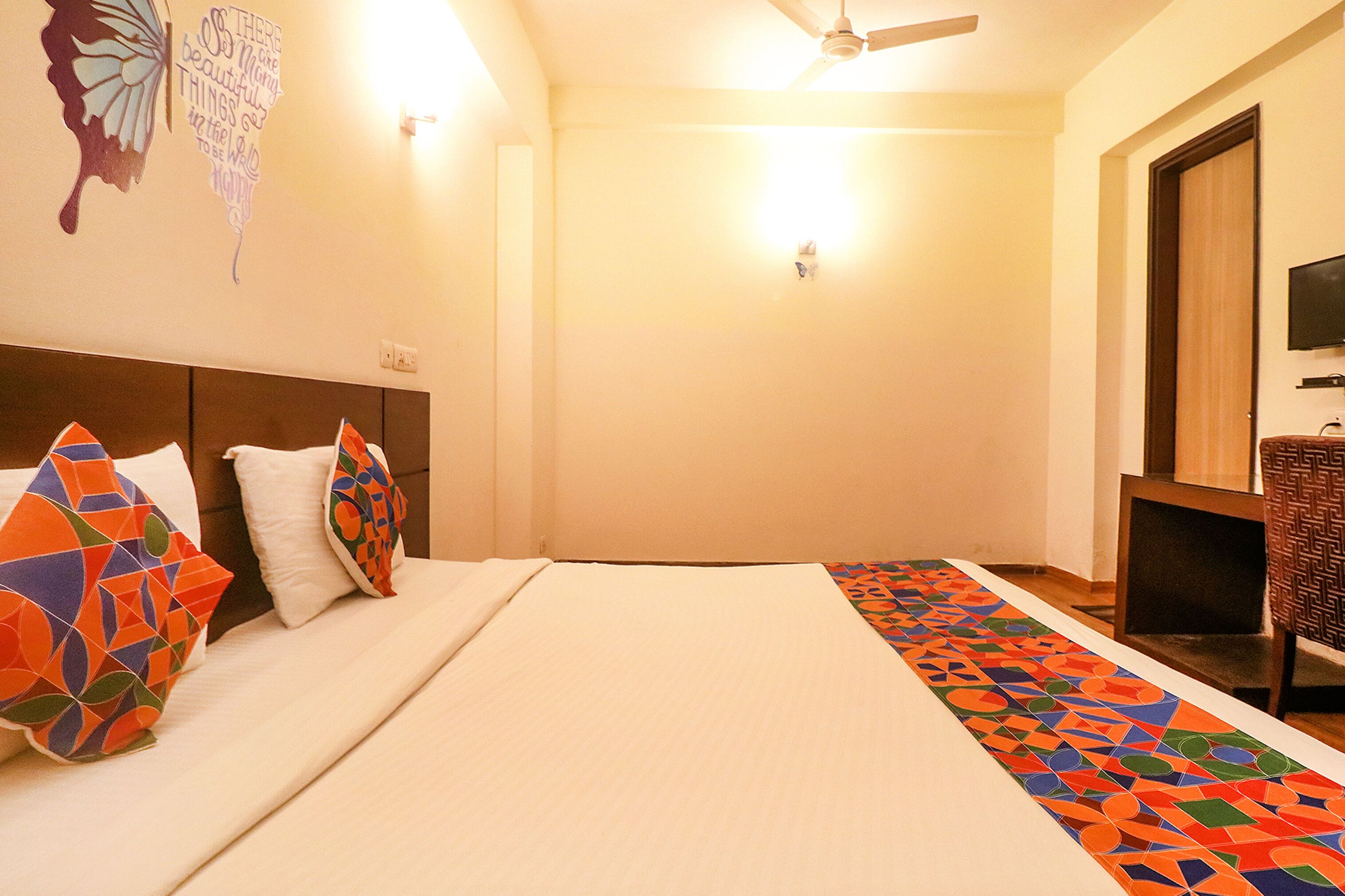 Egyptian cotton sheets, premium bedding, in-room safe, desk