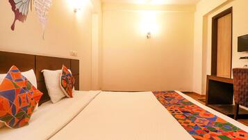 Egyptian cotton sheets, premium bedding, in-room safe, desk