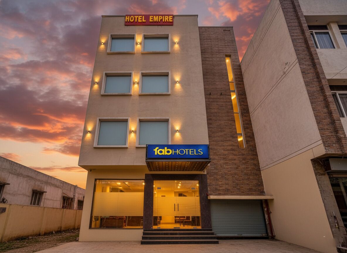Een modern hotelgebouw met een bord waarop 'Hotel Empire' en 'Fab Hotels' staan.