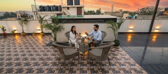 Fabhotel La Paz Stay B&B