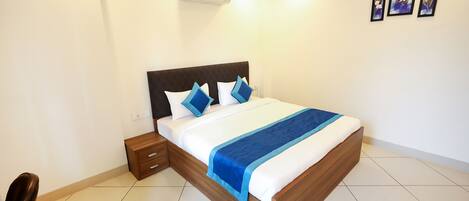 Egyptian cotton sheets, premium bedding, in-room safe, desk