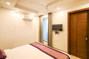 Egyptian cotton sheets, premium bedding, in-room safe, desk - Fabhotel La Paz Stay B&B (New Delhi)