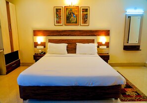 Luxury Suite | Egyptian cotton sheets, premium bedding, in-room safe, desk - Fabhotel Kanchan Plaza (Jatani)