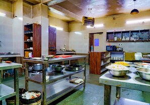 Shared kitchen facilities - Fabhotel Kanchan Plaza (Jatani)