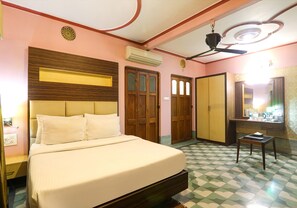 Executive Room | Egyptian cotton sheets, premium bedding, in-room safe, desk - Fabhotel East View (Varanasi)