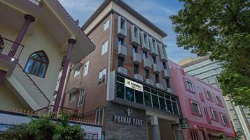 Un hotel con un cartel que indica 'treebo trend' y 'Pranav Park', mostrando habitaciones disponibles.