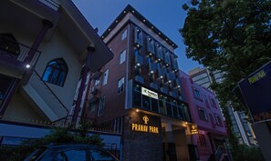 Fachada de la propiedad por la tarde o noche
