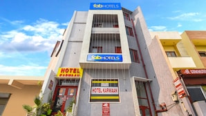 Un immeuble à plusieurs étages sur lequel on peut voir une enseigne « fabHOTELS » au sommet.