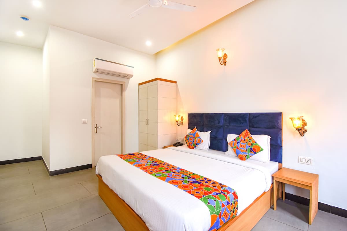 Premium Room | Egyptian cotton sheets, premium bedding, in-room safe, desk