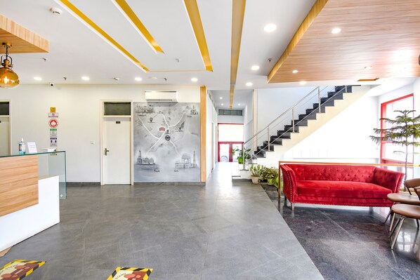 Lobby sitting area - Fabhotel Nh7 (Dera Bassi)