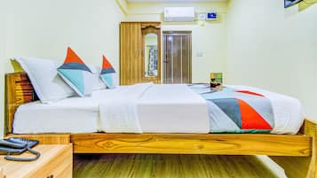 Egyptian cotton sheets, premium bedding, in-room safe, desk