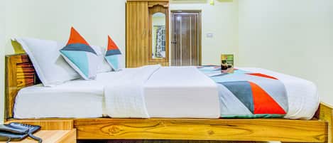 Egyptian cotton sheets, premium bedding, in-room safe, desk